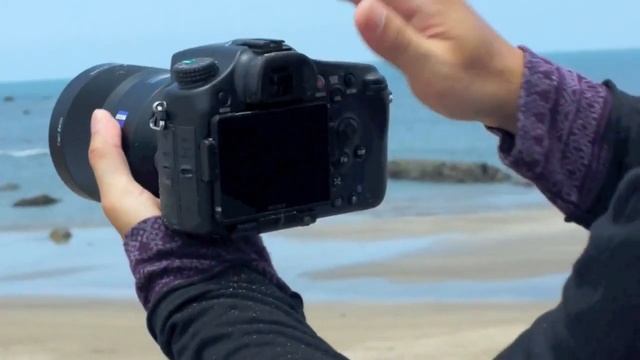 Sony A77 лежит в песке