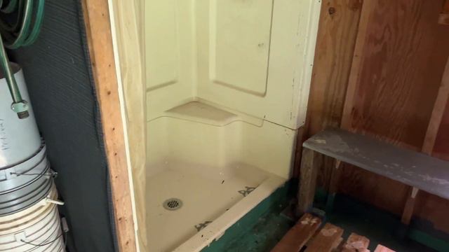 День 99. Второй мишка🐻 Шелтер во дворе жилого дома 😱 Ужин в ресторане 🍽️