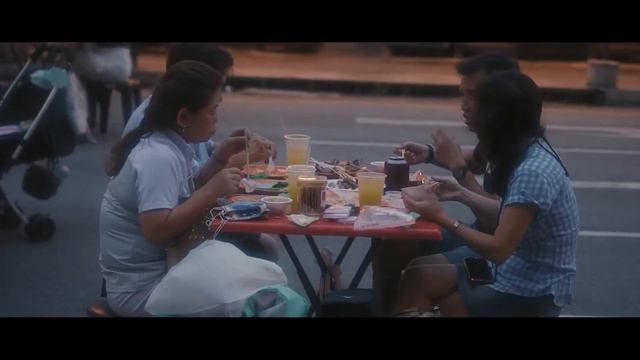 Satay Paradise in Singapore | Lau Pa Sat / Telok Ayer Market - Short Cinematic BROLL | Canon EOS R смотреть онлайн