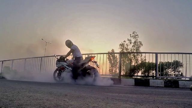 Yamaha YZF R15 Version 2.0 burnout on stock tyres | Burn Rubber not your soul смотреть онлайн