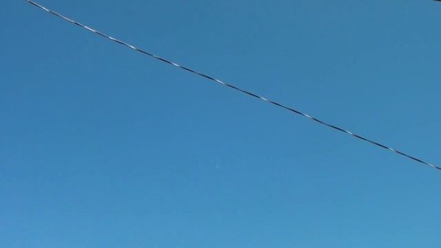НЛО и самолет, оставляющий конденсационный след смотреть онлайн