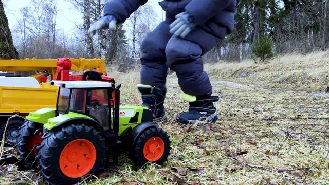 Мальчик и истории про Трактор. смотреть онлайн