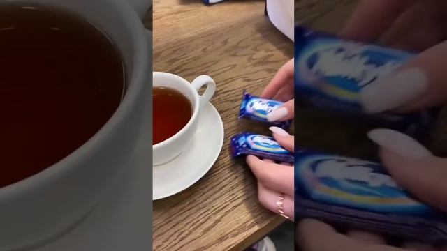 Ворует конфеты в салоне! Выбесила мастера! смотреть онлайн