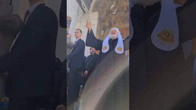 ПАТРИАРХ КИРИЛЛ ВЫПУСКАЕТ ГОЛУБЕЙ НА БЛАГОВЕЩЕНИЕ . смотреть онлайн