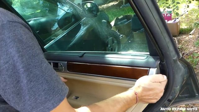 HOW TO REMOVE AND REPLACE REAR DOOR SPEAKER ON VW TOUAREG смотреть онлайн