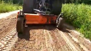 Трактор Valtra c средним грейдером и с задним прицепным грейдером