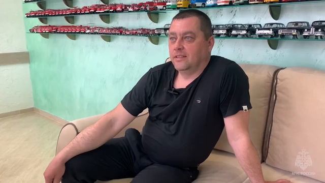 Сотрудники МЧС России побывали в гостях у коллекционера пожарных автомобилей смотреть онлайн