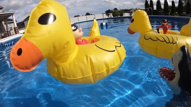 THE DESCENDANTS UMA Locks Sea Creatures in Jail - The Incredibles 2 Rescues смотреть онлайн