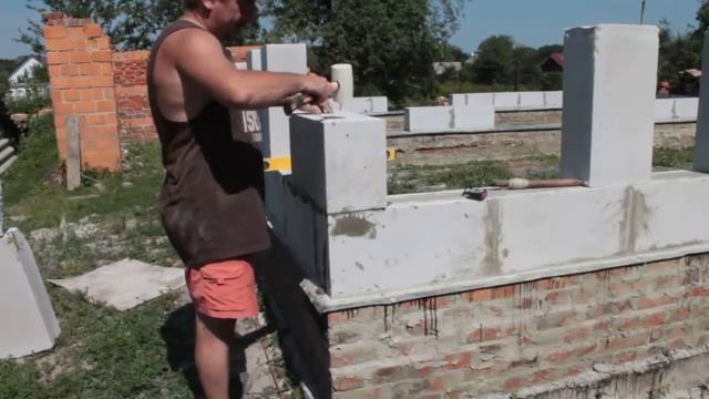 Кладка газобетона на клей Замес клея Работа с гидроуровнем смотреть онлайн