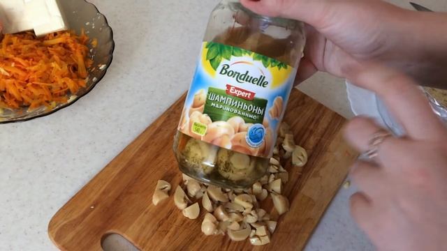 Слоеный салат с грибами и колбасой смотреть онлайн