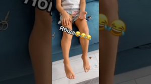 Пацан хотел написать слово ябеда, а написал другое слово.