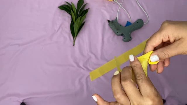 Como hacer arreglo de flores de papel con hojas naturales🍃🌼🍃 смотреть онлайн