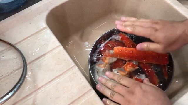 Готовлю покупного краба! Как приготовить замороженного камчатского краба. Что можно делать с крабом смотреть онлайн