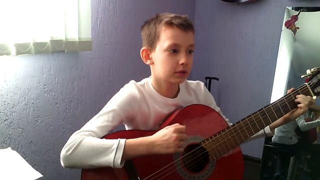 Юный гитарист играет и поет простую песнку! смотреть онлайн