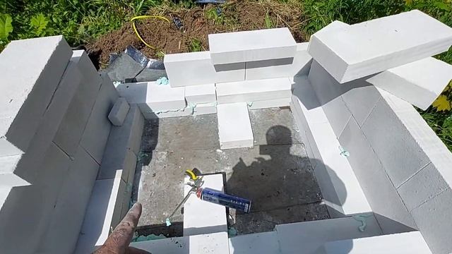 Хозблок из газобетона на клей пену без фундамента!СЛАБОНЕРВНЫМ НЕ СМОТРЕТЬ!) смотреть онлайн