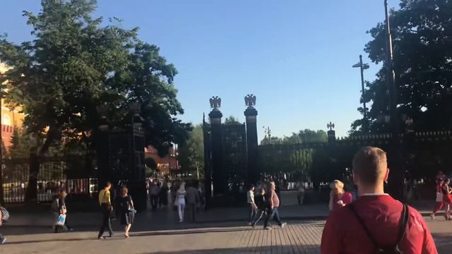 Говорит и Показываем Москва, Работают Радиостанции Советского Союза(1). Манежная Площадь.4 июня смотреть онлайн
