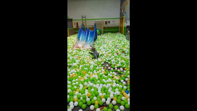 Детская игровая комната в Симферополе #ИгроваяКомната #БассейнсШариками #Батут смотреть онлайн