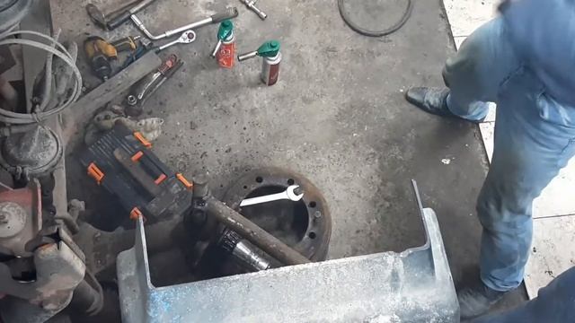 меняем шкворня на ман ЭВАКУАТОР 8 ТОНН смотреть онлайн