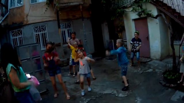 СМЕШНОЕ ВИДЕО ДЕТИ ТАНЦУЮТ МОНАТИК - КРУЖИТ смотреть онлайн