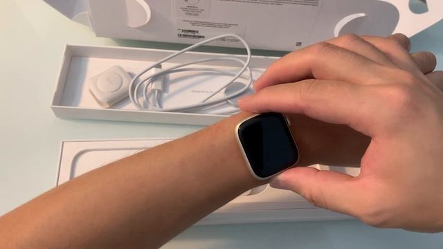 Apple Watch Series 8 (41mm) unboxing and new Starlight color смотреть онлайн