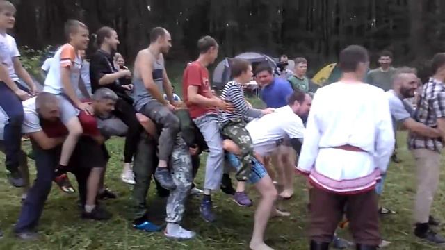 Тургояк 2016. Праздник мужской культуры. Концовка игры гусеница. Проигравший везут победителей. смотреть онлайн