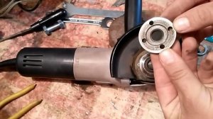 Простой метод, как открутить затянувшуюся гайку на болгарке.