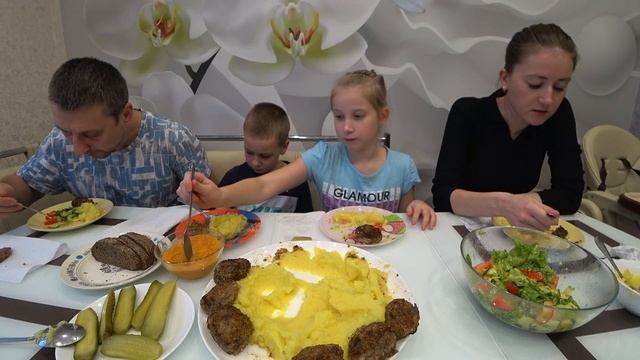 МУКБАНГ КОТЛЕТКИ С ПЮРЕШКОЙ | MUKBANG CUTLETS WITH MASHED POTATOES #StepFamily #mukbang