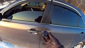 Обучение стеклоподъемников. Как работает с штатного ключа доводчик стекл. Toyota Camry 40