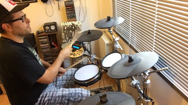 Medeli DD 518 DX - I don´t wanna go down to the basement (Ramones) смотреть онлайн