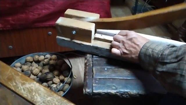 Орехокол своими руками, простой и эффективный, позволяет быстро, без повреждения расколоть орехи. смотреть онлайн