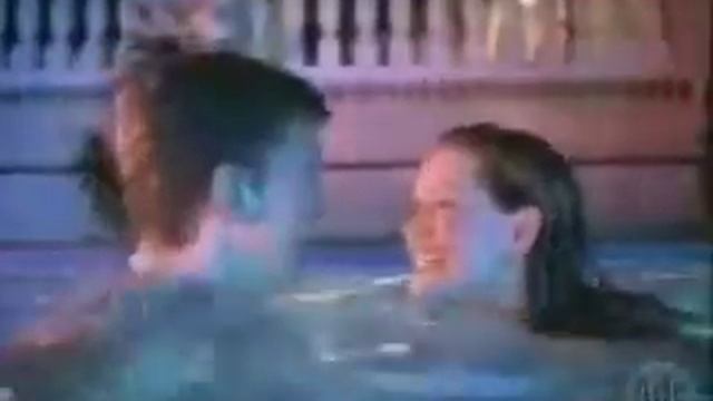 Голышом в бассейне