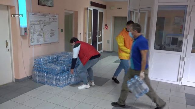Брянские волонтеры обеспечили водой детский онкоцентр смотреть онлайн