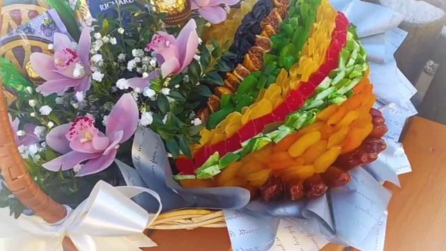 Корзина с орхидеями, конфетами, печеньем и сухофруктами. Подарок для бабушки на день рождения. смотреть онлайн