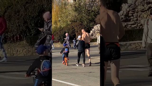 МУЖЧИНА РАЗДЕЛСЯ В ДЕКАБРЕ ПОГОДА +15 смотреть онлайн