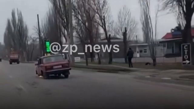 В Бердянске ВАЗ ехал по трассе без переднего колеса, пуская искры смотреть онлайн