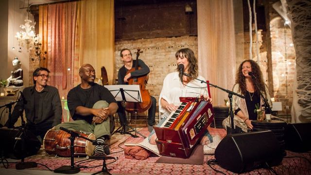 Sharon Salzberg – Metta Hour – Ep 108 – Lily Cushman w/ Special Guests Krishna Das & Catherine Burn смотреть онлайн