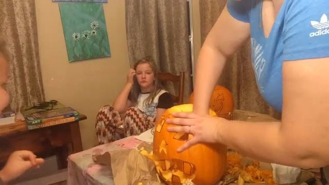 МОЗГИ ТЫКВЫ! Делаем фонари Джека с детьми. Carving pumpkins Jack-o-Lanterns! Valentina OK LifeinUSA смотреть онлайн