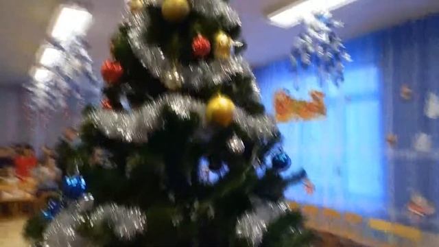 Очень красивая елка в детском саду Very beautiful tree in kindergarten смотреть онлайн