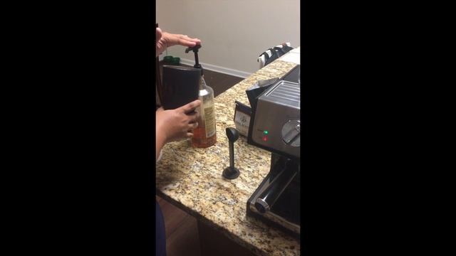How to make a Vanilla Latte on a DeLonghi Espresso machine смотреть онлайн