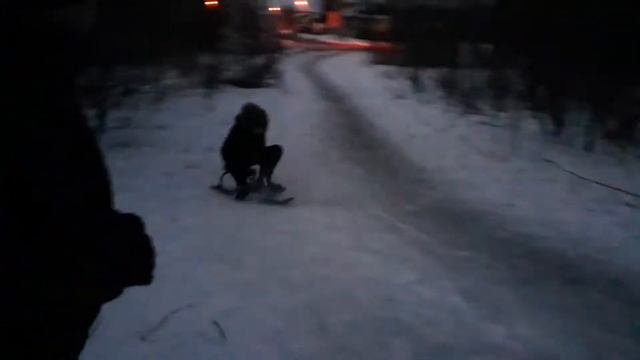 ДРИФТ НА САНЯХ С ГОРЫ (наваливаем боком) смотреть онлайн