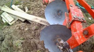 Дисковый плуг и Уралец в работе
