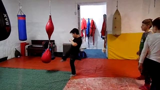 Тренируем двойной удар задней ногой (дети 10лет) смотреть онлайн