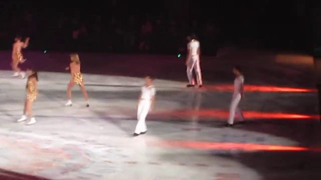 "I've Got the Music in Me" Group Finale w/ Evan Lysacek смотреть онлайн
