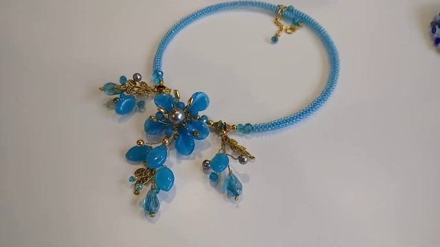 Украшения в сине голубом оттенке. Два колье, а также браслет и серьги. смотреть онлайн