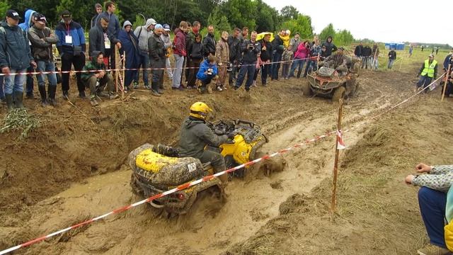 Фестиваль ТехноSport Соревнования Квадроциклов в преодалении грязевой ямы Помощь напарнику выехать смотреть онлайн