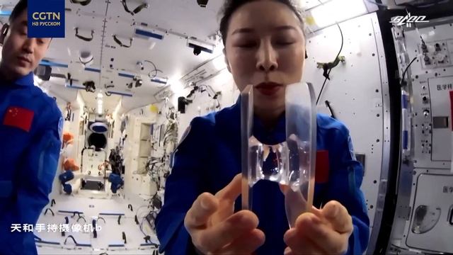 Эксперимент с водой в невесомости смотреть онлайн