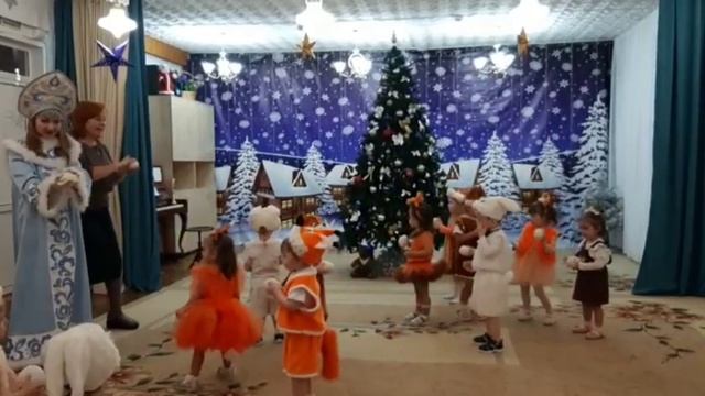 Новогодний праздник у малышей. Доброе видео с милыми детками. смотреть онлайн