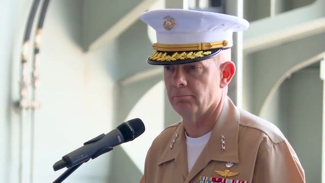 US Marine Corps General delivers speech honouring ADF personnel смотреть онлайн