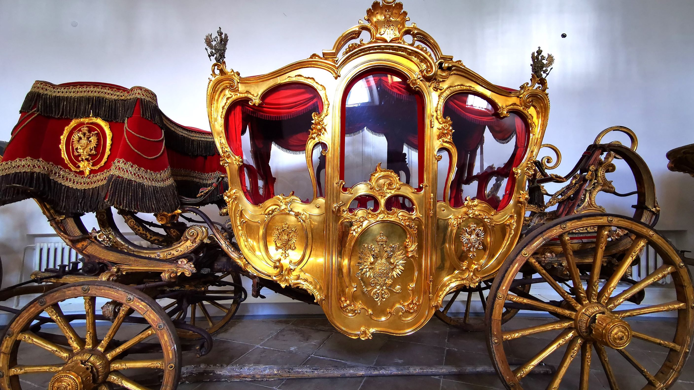 Золотые кареты российских императоров и десятиместный фаэтон для придворных особ. Музей карет смотреть онлайн
