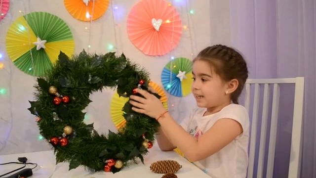 DIY: Новогодний венок своими руками. Поделка своими руками для детского сада. Декор комнаты 2018. смотреть онлайн